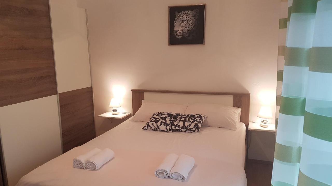 Apartmani Ab Pirovac Exteriör bild