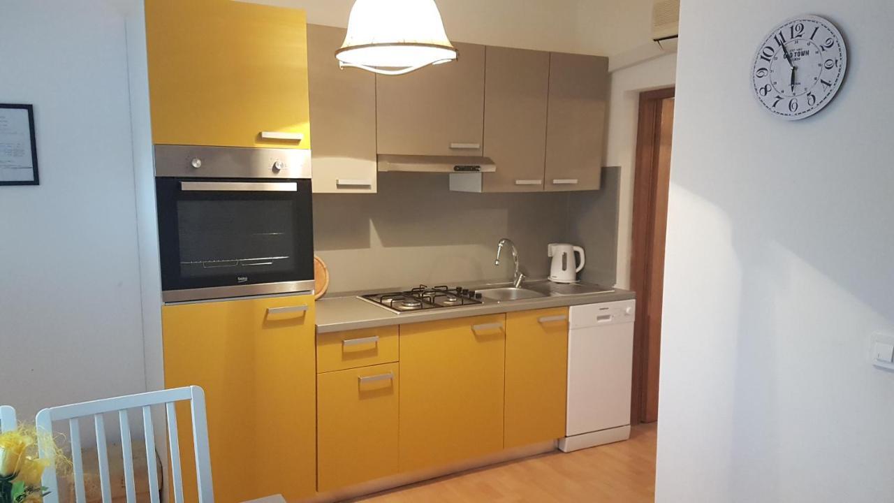 Apartmani Ab Pirovac Exteriör bild